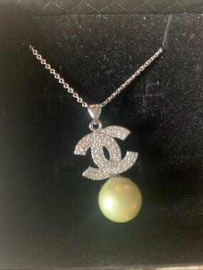 Avocado south sea pearl necklace with Chanel like logo/signity diamonds